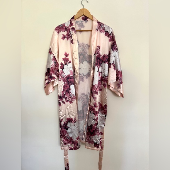 Pink Floral Robe - Silky - Getting Ready - One Size - Wedding - Feminine - Picture 4 of 6